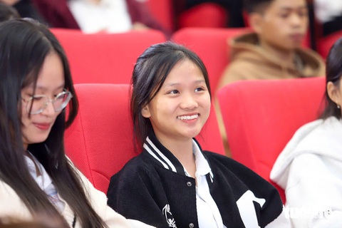 Tân SV 5 tỉnh Tây Nguyên được tiếp sức đến trường dâng hương Chủ tịch Hồ Chí Minh tại Đà Lạt - Ảnh 8. Tiếp sức đến trường SV Tây Nguyên: Nữ sinh không cha mẹ muốn bán bánh quanh giảng đường kiếm sống - Ảnh 18.