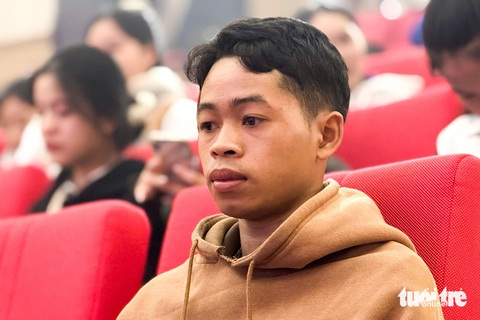 Tân SV 5 tỉnh Tây Nguyên được tiếp sức đến trường dâng hương Chủ tịch Hồ Chí Minh tại Đà Lạt - Ảnh 7. Tiếp sức đến trường SV Tây Nguyên: Nữ sinh không cha mẹ muốn bán bánh quanh giảng đường kiếm sống - Ảnh 17.