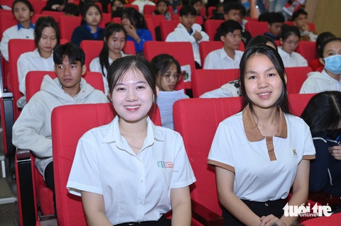 Tân SV 5 tỉnh Tây Nguyên được tiếp sức đến trường dâng hương Chủ tịch Hồ Chí Minh tại Đà Lạt - Ảnh 6. Tiếp sức đến trường SV Tây Nguyên: Nữ sinh không cha mẹ muốn bán bánh quanh giảng đường kiếm sống - Ảnh 5.