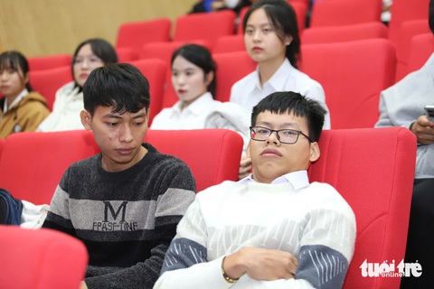 Tiếp sức đến trường SV Tây Nguyên: Vay tiền đi học chỉ dám ăn mì tôm 'không tin mình có học bổng' - Ảnh 10. Tiếp sức đến trường SV Tây Nguyên: Nữ sinh không cha mẹ muốn bán bánh quanh giảng đường kiếm sống - Ảnh 20.