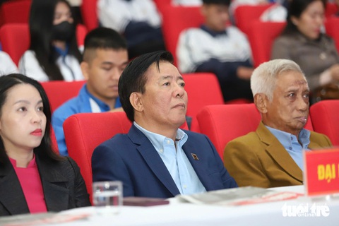 Tiếp sức đến trường SV Tây Nguyên: Vay tiền đi học chỉ dám ăn mì tôm 'không tin mình có học bổng' - Ảnh 9. Tiếp sức đến trường SV Tây Nguyên: Nữ sinh không cha mẹ muốn bán bánh quanh giảng đường kiếm sống - Ảnh 19.