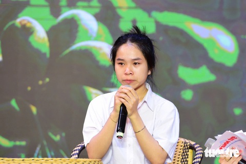 Nước mắt rơi ở lễ Tiếp sức đến trường Tây Nguyên: SV mồ côi cha mẹ muốn bán bánh bột lọc kiếm sống - Ảnh 7. Tiếp sức đến trường SV Tây Nguyên: Nữ sinh không cha mẹ muốn bán bánh quanh giảng đường kiếm sống - Ảnh 10.