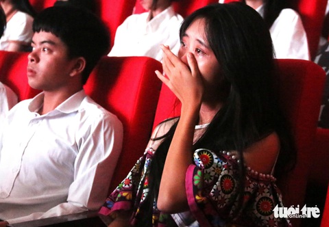 Nước mắt rơi ở lễ Tiếp sức đến trường Tây Nguyên: SV đơn độc muốn bán bánh bột lọc kiếm sống - Ảnh 9. Tiếp sức đến trường SV Tây Nguyên: Nữ sinh không cha mẹ muốn bán bánh quanh giảng đường kiếm sống - Ảnh 12.