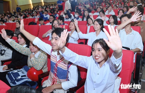 Tiếp sức đến trường SV Tây Nguyên: Nữ sinh không cha mẹ muốn bán bánh quanh giảng đường kiếm sống - Ảnh 11. Tiếp sức đến trường SV Tây Nguyên: Nữ sinh không cha mẹ muốn bán bánh quanh giảng đường kiếm sống - Ảnh 15.