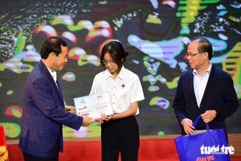 - Ảnh 1. Tiếp sức đến trường SV Tây Nguyên: Nữ sinh không cha mẹ muốn bán bánh quanh giảng đường kiếm sống - Ảnh 22.