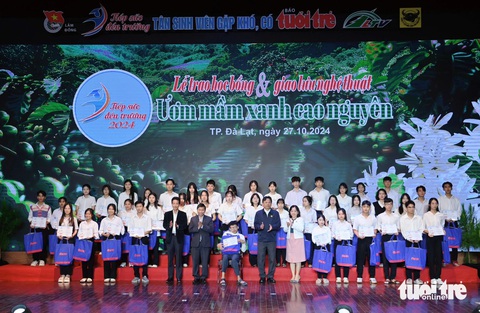 Tiếp sức đến trường SV Tây Nguyên: Nữ sinh không cha mẹ muốn bán bánh quanh giảng đường kiếm sống - Ảnh 23. Tiếp sức đến trường SV Tây Nguyên: Nữ sinh không cha mẹ muốn bán bánh quanh giảng đường kiếm sống - Ảnh 25.