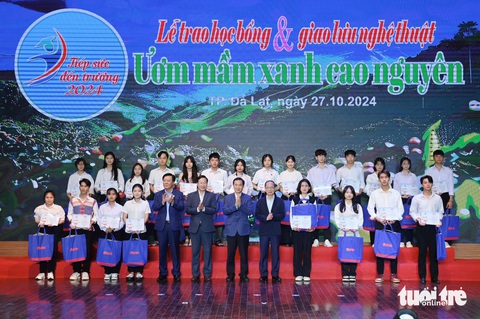 Tiếp sức đến trường SV Tây Nguyên: Nữ sinh không cha mẹ muốn bán bánh quanh giảng đường kiếm sống - Ảnh 26. Tiếp sức đến trường SV Tây Nguyên: Nữ sinh không cha mẹ muốn bán bánh quanh giảng đường kiếm sống - Ảnh 28.