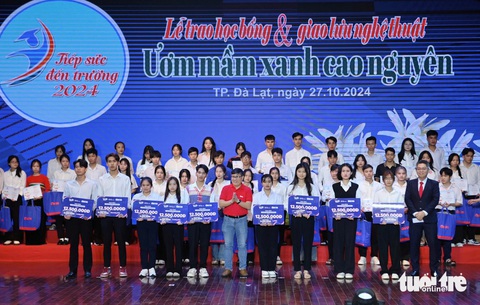 Tiếp sức đến trường SV Tây Nguyên: Nữ sinh không cha mẹ muốn bán bánh quanh giảng đường kiếm sống - Ảnh 24. Tiếp sức đến trường SV Tây Nguyên: Nữ sinh không cha mẹ muốn bán bánh quanh giảng đường kiếm sống - Ảnh 24.
