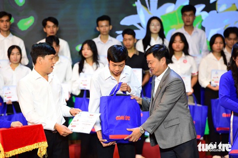 Tiếp sức đến trường SV Tây Nguyên: Nữ sinh không cha mẹ muốn bán bánh quanh giảng đường kiếm sống - Ảnh 29. Tiếp sức đến trường SV Tây Nguyên: Nữ sinh không cha mẹ muốn bán bánh quanh giảng đường kiếm sống - Ảnh 29.