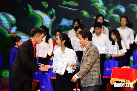 Tiếp sức đến trường SV Tây Nguyên: Nữ sinh không cha mẹ muốn bán bánh quanh giảng đường kiếm sống - Ảnh 30. Tiếp sức đến trường SV Tây Nguyên: Nữ sinh không cha mẹ muốn bán bánh quanh giảng đường kiếm sống - Ảnh 30.