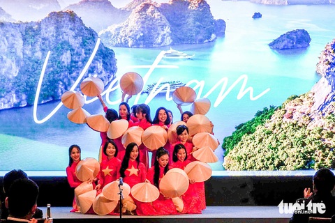 Xúc động điệu múa nón lá, bài 'Việt Nam ơi' tại cuộc gặp kiều bào của Thủ tướng - Ảnh 1.
