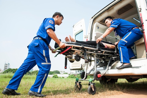 Xe cấp cứu làm nhiệm vụ bị cản trở; Xử lý bãi rác cạnh Học viện Cán bộ TP.HCM - Ảnh 1.