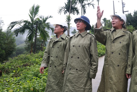 Vẫn có ngư dân ra biển đánh bắt lúc bão Trà Mi đổ bộ vào đất liền - Ảnh 3.