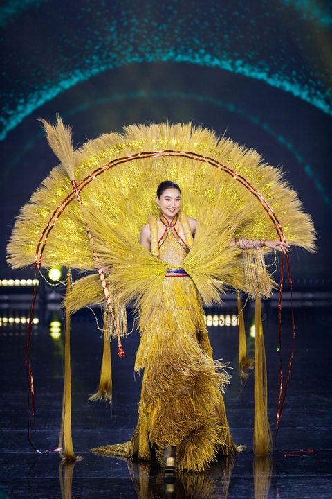 Độc lạ Hoa hậu Quốc gia Việt Nam 2024: Thí sinh ăn mắm ngay trên sân khấu - Ảnh 11. Độc lạ Hoa hậu Quốc gia Việt Nam 2024: Thí sinh ăn mắm ngay trên sân khấu - Ảnh 11.