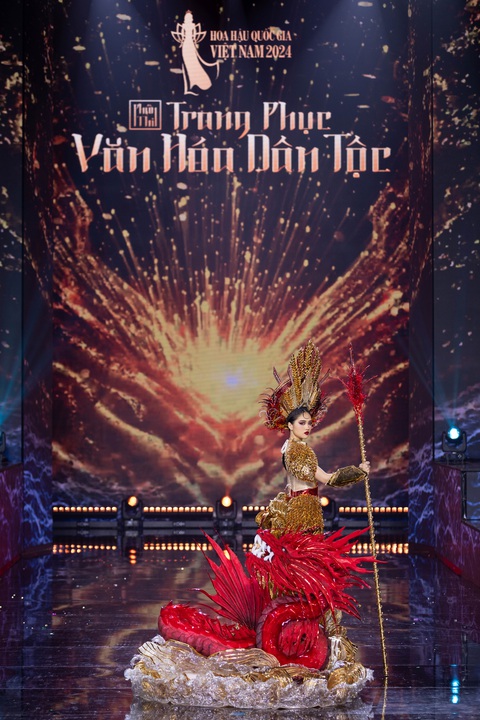 Độc lạ Hoa hậu Quốc gia Việt Nam 2024: Thí sinh ăn mắm ngay trên sân khấu - Ảnh 12. Độc lạ Hoa hậu Quốc gia Việt Nam 2024: Thí sinh ăn mắm ngay trên sân khấu - Ảnh 12.