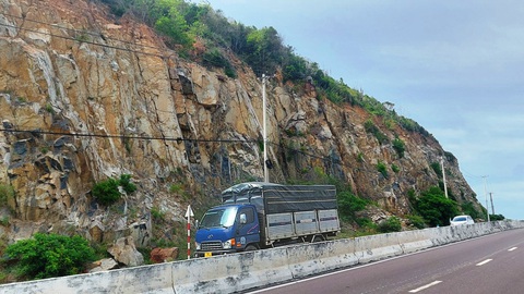 Nhiều nguy cơ sạt lở, đá rơi xuống đường đèo Cù Hin nối Nha Trang - sân bay Cam Ranh - Ảnh 5.