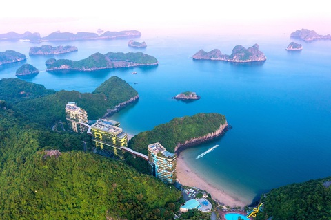 Lịch tạm dừng chuyên chở ô tô sang đảo Cát Bà để tránh ách tắc dịp hè - Ảnh 1. Cát bà - Ảnh 1.