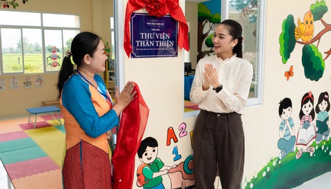 H'Hen Niê thỏa niềm đọc sách qua mẩu giấy bao ổ bánh mì, đến dự án tặng thư viện - Ảnh 2. H'Hen Niê thỏa niềm đọc sách qua mẩu giấy bao ổ bánh mì - Ảnh 2.