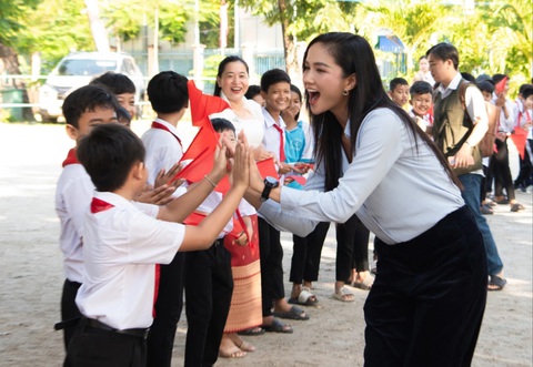 H'Hen Niê thỏa niềm đọc sách qua mẩu giấy bao ổ bánh mì, đến dự án tặng thư viện - Ảnh 4. H'Hen Niê thỏa niềm đọc sách qua mẩu giấy bao ổ bánh mì - Ảnh 4.
