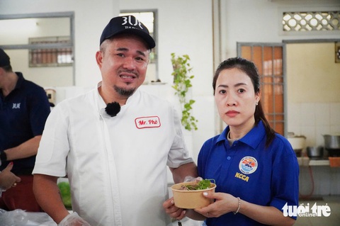 Đầu bếp Cao Văn Luận nấu 3.000 tô phở tặng bệnh nhân Khánh Hòa - Ảnh 1. Đầu bếp Cao Văn Luận nấu 3.000 tô phở tặng bệnh nhân Khánh Hòa - Ảnh 1.