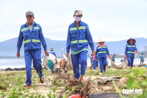 Đà Nẵng khẩn trưởng dọn hàng tấn rác dọc bờ biển sau bão - Ảnh 2.