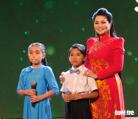 Ngọc Huyền lên sân khấu dỗ thí sinh khóc nhè vì quên bài - Ảnh 1. Ngọc Huyền lên sân khấu dỗ thí sinh khóc nhè vì quên bài - Ảnh 1.