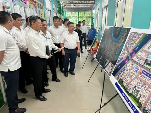 Lãnh đạo TP.HCM khảo sát cầu đường Nguyễn Khoái, đường Dương Quảng Hàm, cầu Tân Kỳ Tân Quý - Ảnh 1.