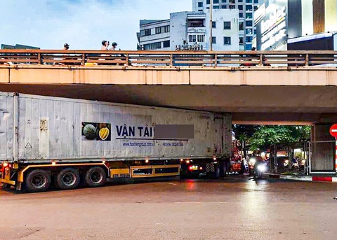 Xe container 'kẹt' dưới gầm cầu vượt Ngã Tư Sở: Tài xế đi nói đi theo chỉ dẫn của Google Maps - Ảnh 1.