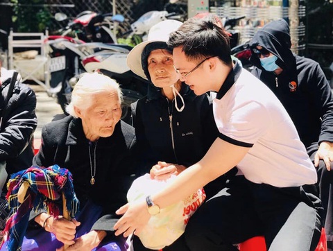 Chàng trai 9x chuyên 'gieo hạt từ bi' - Ảnh 1. Chàng trai 9x chuyên 'gieo hạt từ bi' - Ảnh 1.