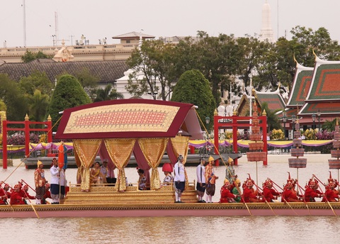 Tráng lệ lễ rước thuyền hoàng gia kỷ niệm 72 năm ngày sinh Quốc vương Thái Lan - Ảnh 6. Tráng lệ lễ rước thuyền hoàng gia kỷ niệm 72 năm ngày sinh Quốc vương Thái Lan - Ảnh 3.