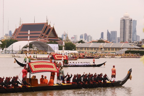 Tráng lệ lễ rước thuyền hoàng gia kỷ niệm 72 năm ngày sinh Quốc vương Thái Lan - Ảnh 7. Tráng lệ lễ rước thuyền hoàng gia kỷ niệm 72 năm ngày sinh Quốc vương Thái Lan - Ảnh 4.