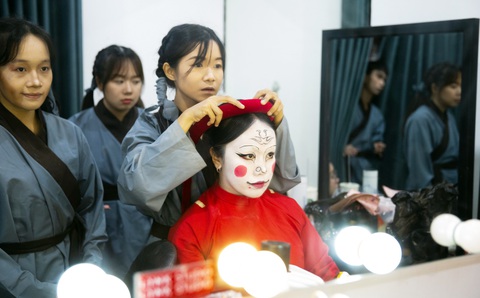 Tái hiện 'Tết ở làng địa ngục' bằng vũ đạo - Ảnh 1. Tái hiện 'Tết ở làng địa ngục' bằng vũ đạo - Ảnh 1.