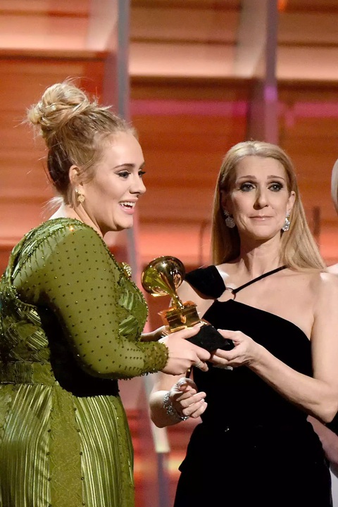 Adele và Celine Dion ôm nhau khóc gây sốt mạng xã hội - Ảnh 3. Adele, Celine Dion ôm nhau - Ảnh 3.
