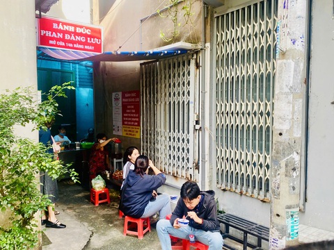 Bánh đúc Phan Đăng Lưu trong hẻm nhỏ, bình dị: 40 năm rồi vẫn không quên - Ảnh 3. Bánh đúc Phan Đăng Lưu trong hẻm nhỏ, bình dị: 40 năm rồi vẫn không quên - Ảnh 3.