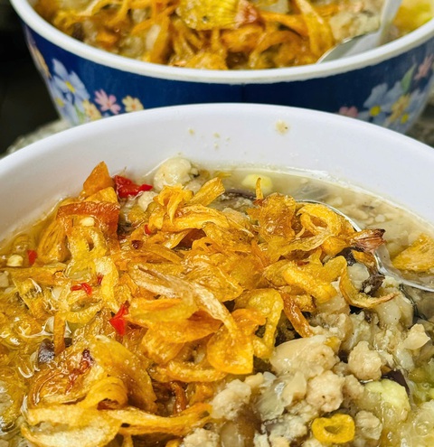Bánh đúc Phan Đăng Lưu trong hẻm nhỏ, bình dị: 40 năm rồi vẫn không quên - Ảnh 2. Bánh đúc Phan Đăng Lưu trong hẻm nhỏ, bình dị: 40 năm rồi vẫn không quên - Ảnh 2.