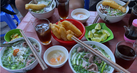 Kỷ niệm lần đầu ăn phở Việt Nam - Ảnh 2.