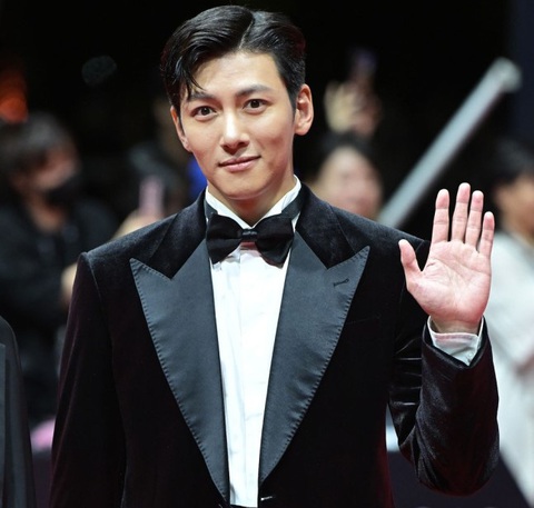 Song Joong Ki và dàn sao rực rỡ trên thảm đỏ Liên hoan phim Busan - Ảnh 4. Song Joong Ki và dàn sao rực rỡ trên thảm đỏ Liên hoan phim Busan - Ảnh 4.