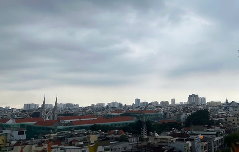 Cần Giờ, Thủ Đức, quận 4, quận 5 mây dông đen kịt, cảnh báo mưa dông mạnh vào trưa nay - Ảnh 1.