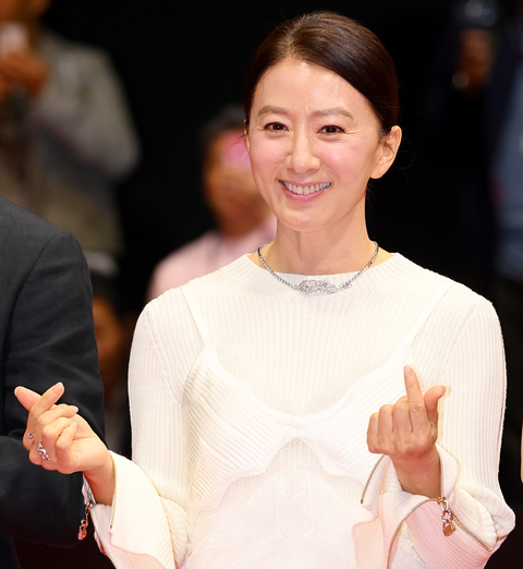 Song Joong Ki và dàn sao điện ảnh rực rỡ trên thảm đỏ Liên hoan phim Busan - Ảnh 3. Song Joong Ki và dàn sao Hàn lộng lẫy làm thảm đỏ Liên hoan phim Busan nóng rực - Ảnh 6.
