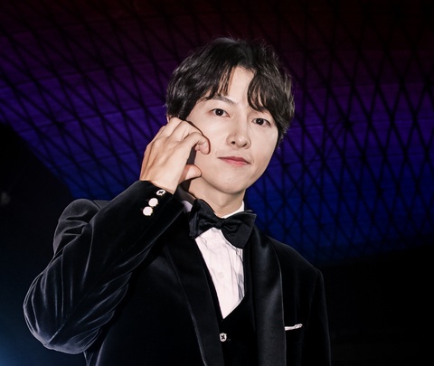 Song Joong Ki và dàn sao điện ảnh rực rỡ trên thảm đỏ Liên hoan phim Busan - Ảnh 1. Song Joong Ki và dàn sao rực rỡ trên thảm đỏ Liên hoan phim Busan - Ảnh 3.