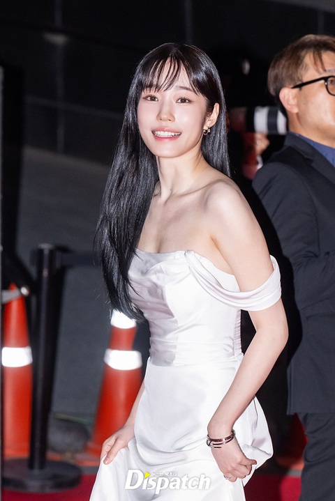 'Bỏng mắt' với outfit của Claudia Kim trên siêu thảm đỏ LHP quốc tế Busan - Ảnh 7. 'Bỏng mắt' với outfit của Claudia Kim trên siêu thảm đỏ LHP Busan - Ảnh 7.