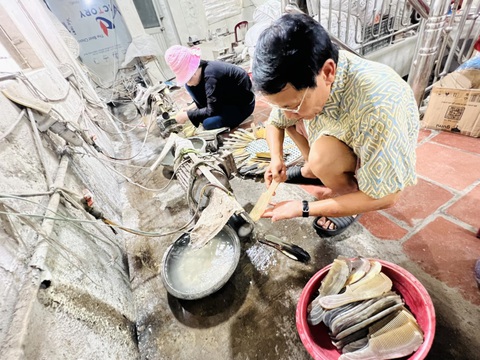 Lược sừng trâu làng nghề Việt ra chợ quốc tế, cả trăm loại lược cho đủ kiểu tóc - Ảnh 2. Lược sừng trâu làng nghề Việt ra chợ quốc tế, cả trăm loại lược cho đủ kiểu tóc - Ảnh 2.