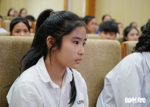 Học sinh vùng lũ Phú Thọ: 'Sách vở ném lên lò gạch vẫn còn, nhưng nhà em đã bị lũ cuốn trôi' - Ảnh 1. 'Sách vở ném lên lò gạch vẫn còn, nhưng nhà em đã bị lũ cuốn trôi' - Ảnh 1.