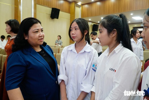 Học sinh vùng lũ Phú Thọ: 'Sách vở ném lên lò gạch vẫn còn, nhưng nhà em đã bị lũ cuốn trôi' - Ảnh 3. 'Sách vở ném lên lò gạch vẫn còn, nhưng nhà em đã bị lũ cuốn trôi' - Ảnh 3.