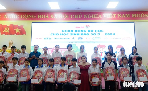 Học sinh vùng lũ Phú Thọ: 'Sách vở ném lên lò gạch vẫn còn, nhưng nhà em đã bị lũ cuốn trôi' - Ảnh 8. 'Sách vở ném lên lò gạch vẫn còn, nhưng nhà em đã bị lũ cuốn trôi' - Ảnh 9.