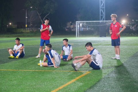 Đam mê với trái bóng tròn sau giờ tan ca - Ảnh 3.