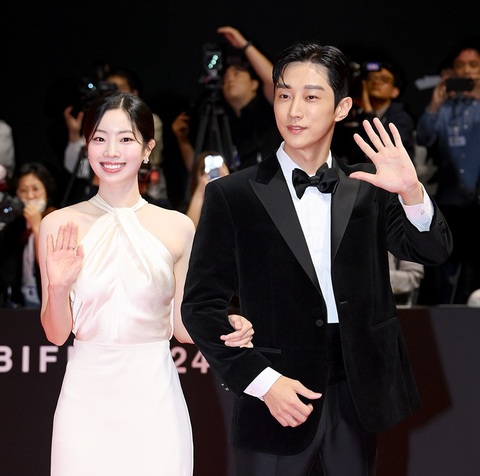 Song Joong Ki và dàn sao điện ảnh rực rỡ trên thảm đỏ Liên hoan phim Busan - Ảnh 2. Song Joong Ki và dàn sao rực rỡ trên thảm đỏ Liên hoan phim Busan - Ảnh 5.