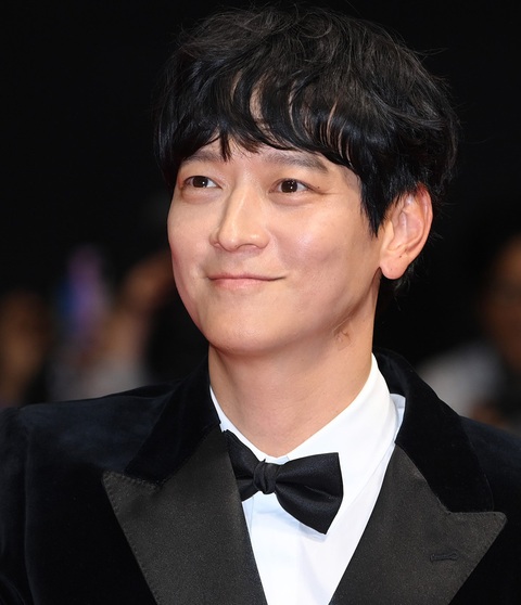 Song Joong Ki và dàn sao rực rỡ trên thảm đỏ Liên hoan phim Busan - Ảnh 9. Song Joong Ki và dàn sao Hàn lộng lẫy làm thảm đỏ Liên hoan phim Busan nóng rực - Ảnh 9.