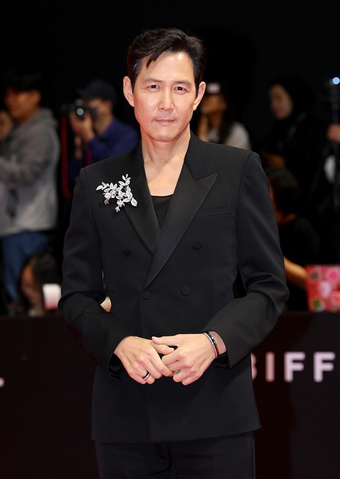 'Bỏng mắt' với outfit của Claudia Kim trên siêu thảm đỏ LHP quốc tế Busan - Ảnh 19. 'Bỏng mắt' với outfit của Claudia Kim trên siêu thảm đỏ LHP quốc tế Busan - Ảnh 17.