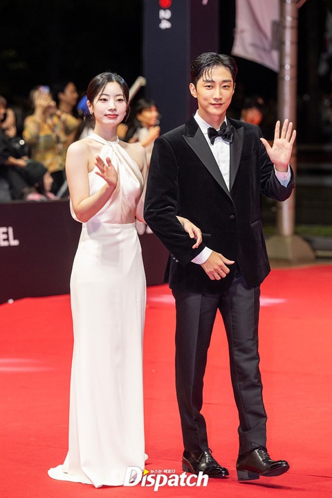 'Bỏng mắt' với outfit của Claudia Kim trên siêu thảm đỏ LHP quốc tế Busan - Ảnh 20. 'Bỏng mắt' với outfit của Claudia Kim trên siêu thảm đỏ LHP Busan - Ảnh 20.
